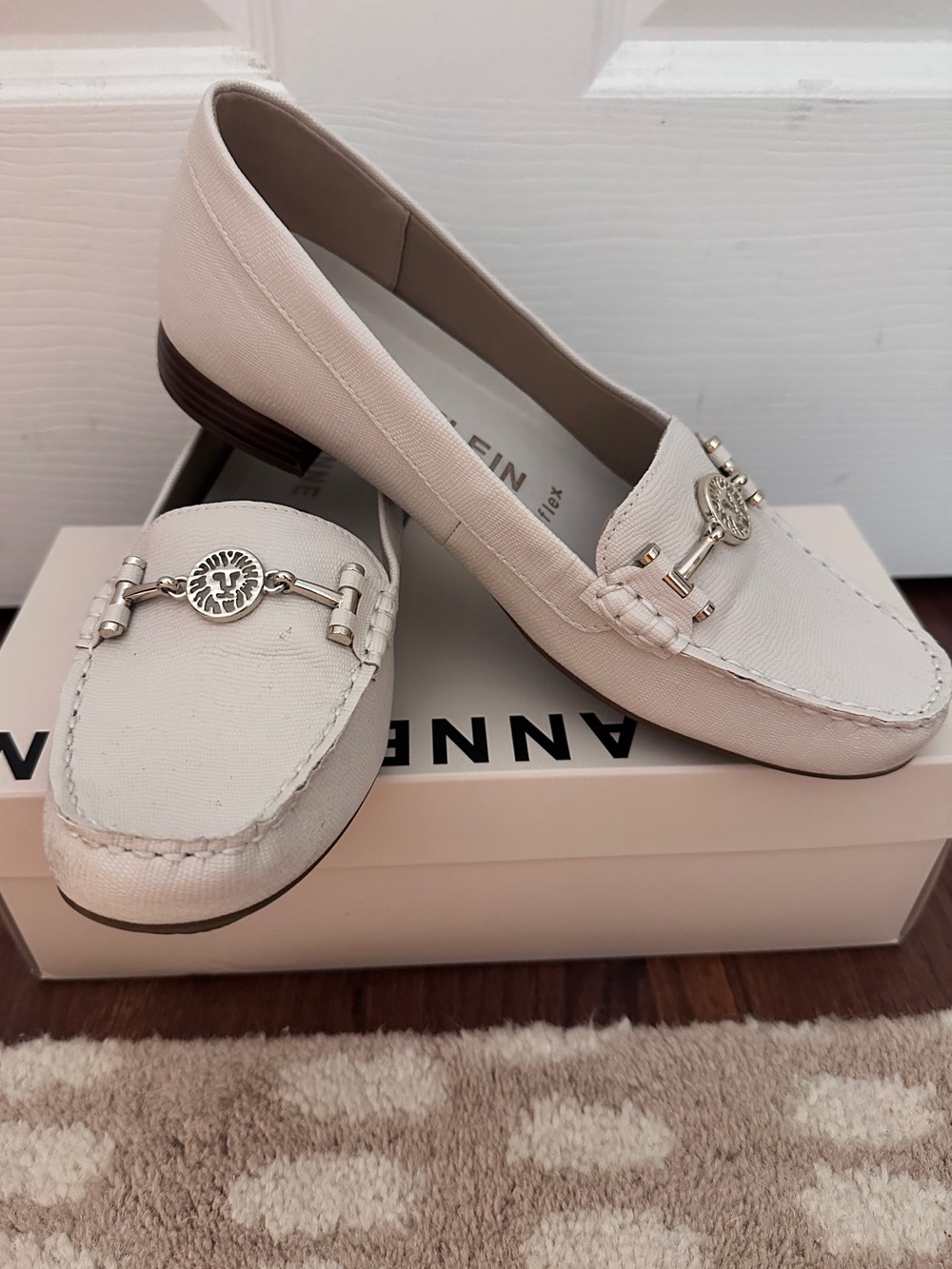 Anne Klein “Hadler” style off-white Chain-Accent Loafers Sz 8M